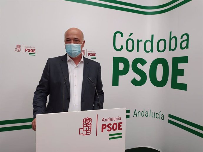 El secretario general del PSOE de Córdoba, Antonio Ruiz, en la sede de su partido.