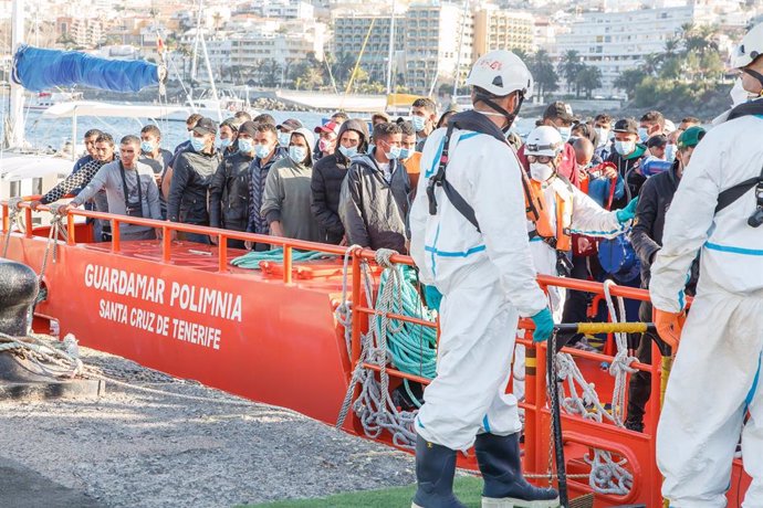 Trabajadores de Cruz Roja ayudan en el Muelle a trasladar a migrantes que han interceptado en aguas canarias.