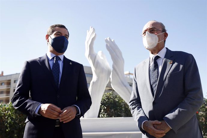 El presidente de la Junta de Andalucía, Juanma Moreno (i), y el alcalde, Francisco de la Torre (d), inauguran la escultura de homenaje a los sanitarios y al resto de profesionales que luchan contra covid-19. Málaga a 23 de octubre 2020