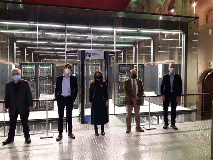 La consellera Budó con los responsables del Barcelona Supercomputing Center