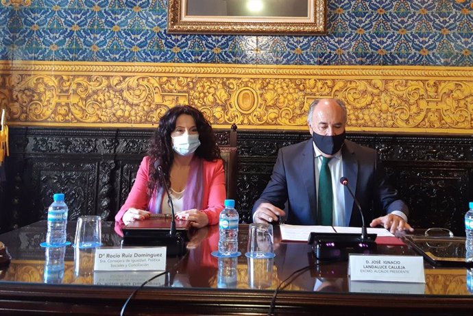 Rocío Ruiz con el alcalde de Algeciras tras realizar una visita oficial al Ayuntamiento