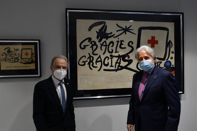 El presidente de Foment del Treball, Josep Sánchez Llibre, recibe la medalla de la Cruz Roja del presidente de Creu Roja Catalunya, Josep Quitet, el 23 de octubre de 2020.