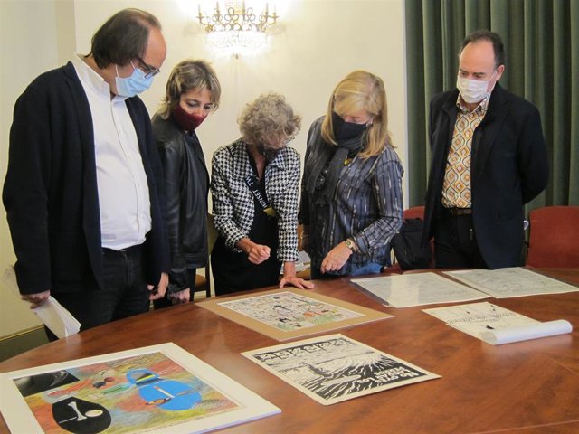 La consellera Àngels Ponsa, con obras adquiridas por la Col·lecció Nacional