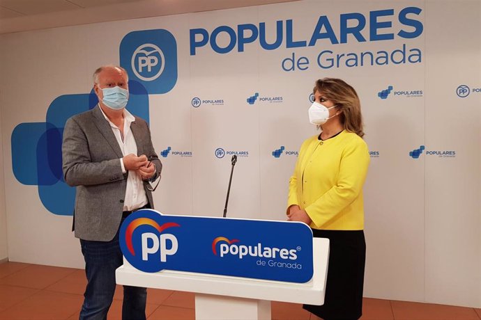 El portavoz del PP en Almegíjar, Santiago Sáez, y la diputada provincial Carmen Lidia Reyes