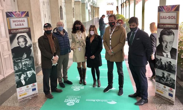 Autoridades retiran sus acreditaciones para Seminci e inauguran la alfombra verde del festival.