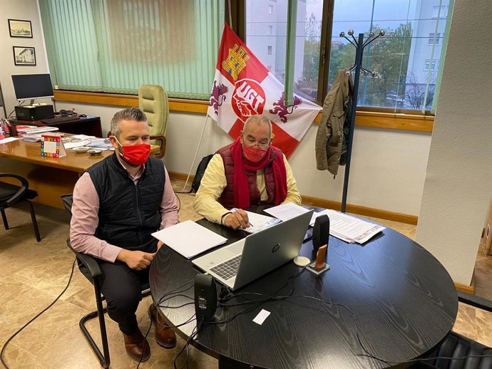 El vicesecretario general de UGT en Castilla y León, Evelio Angulo, (d) junto al secretario de Política Sindical, Industrial y Empleo, Raúl Santa Eufemia.