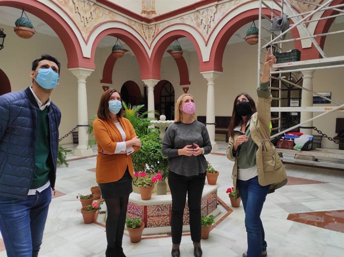 La alcaldesa de la ciudad, Ana Isabel Jiménez ha comprobado el avance de los trabajos de conservación realizados por los técnicos de una empresa especializada.