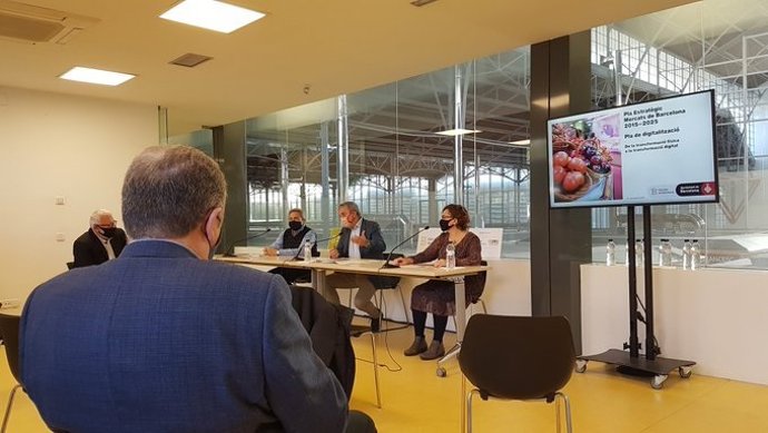 Roda de premsa del primer tinent d'alcalde de Barcelona, Jaume Collboni; la regidor de Comer i Mercats, Montserrat Ballarín, i el president de la FEMM, Eduard Escofet.