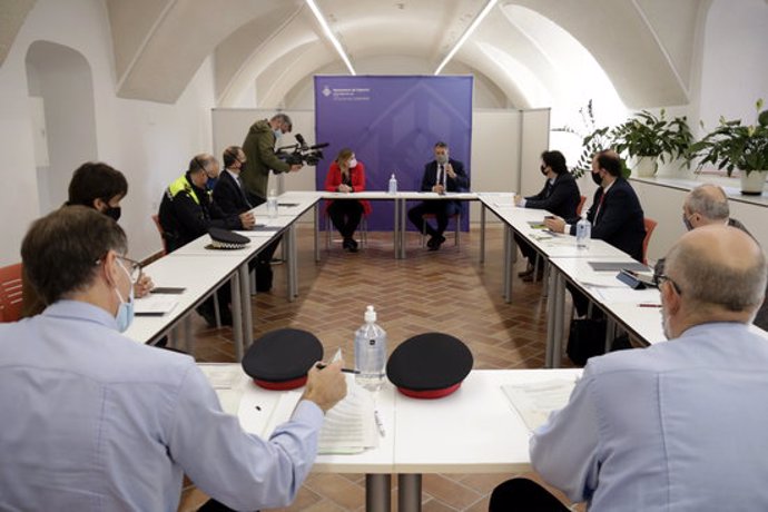 Pla general de la reunió del conseller d'Interior, Miquel Smper, amb l'alcaldessa de Figueres el 23 d'octubre del 2020 (horitzontal)