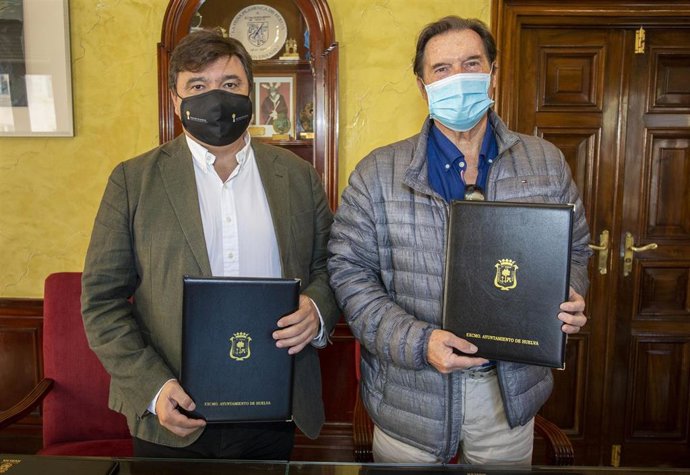 El alcalde de Huelva, Gabriel Cruz, y el presidente del Teléfono de la Esperanza, Luis Benítez, firman un convenio de colaboración.