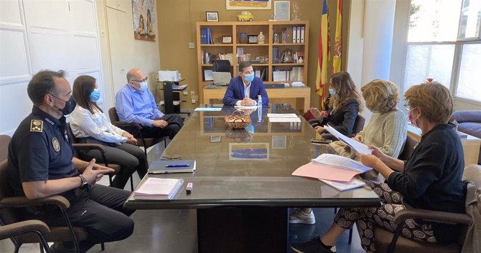 Reunión celebrada este viernes en el Ayuntamiento de Burjassot con la Secretaria Autonómica de Salud Pública, Isaura Navarro, para frenar los positivos de Covid-19