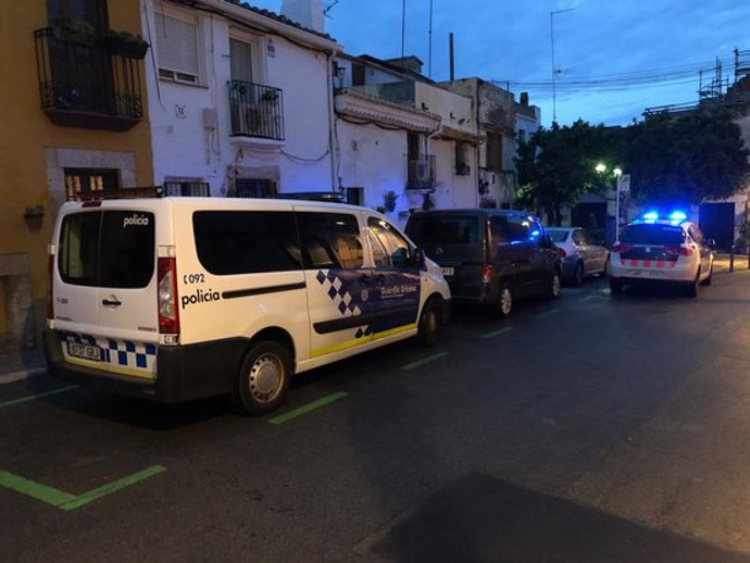 Pla obert de vehicles policials davant d'un domicili de la plaa Sant Joan de Tarragona on s'ha fet una actuació per trfic de drogues. Imatge del 23 d'octubre del 2020. (Horitzontal)