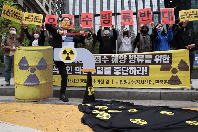 Protestas contra el vertido de aguas radioactivas de Fukushima en Seúl 