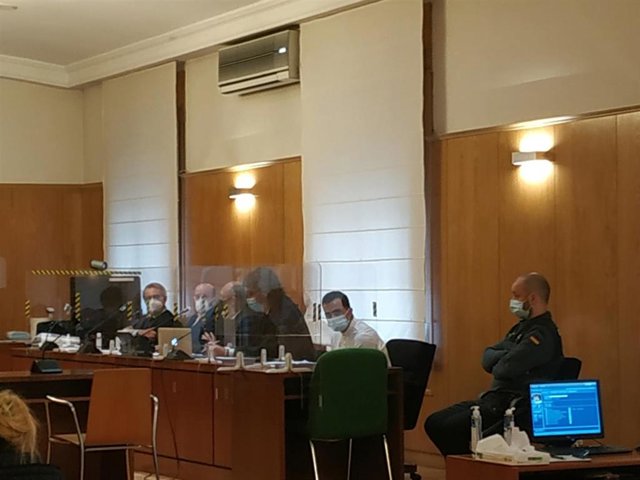 El acusado, junto a su letrado defensor, en la primera sesión del juicio con jurado en la Audiencia de Valladolid.