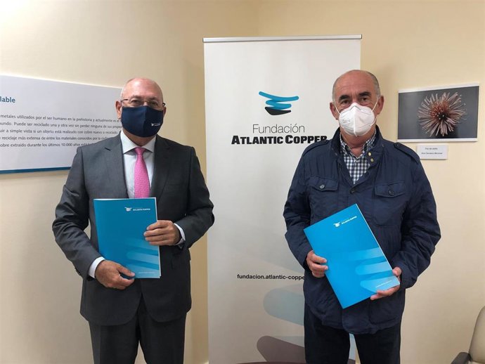 El director de la Fundación Atlantic Copper, Antonio de la Vega, y el presidente de Aspacehu, Carlos Cabaleiro, tras la firma del acuerdo.