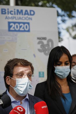 El alcalde de Madrid, José Luis Martínez-Almeida, acompañado de la vicealcaldesa, Begoña Villacís, responde a los medios durante la inauguración de la primera estación de Bicimad en el distrito de Latina, en Madrid (España), a 23 de octubre de 2020.