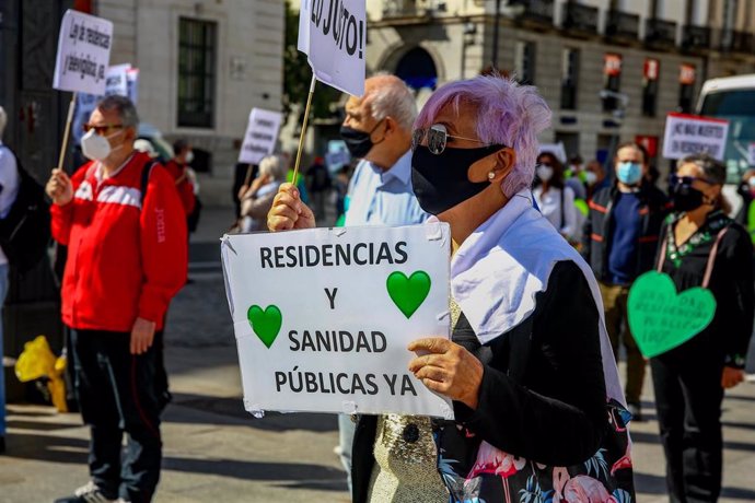 Componentes de Marea de Residencias sostienen pancartas durante la manifestación convocada por una ley estatal "justa, digna y consensuada", en Madrid, (España), a 26 de septiembre de 2020. Con esta concentración piden que todas las Comunidades Autónoma