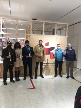 Confiteros junto al alcalde de Valladolid, la concejal de Cultura y el director de la Seminci con el dulce oficial del Festival.