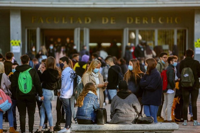 Varios jóvenes charlan antes de entrar a clase en la Facultad de Derecho de la Universidad Complutense en el Campus Universitario de Moncloa en Ciudad Universitaria, en Madrid (España) a 5 de octubre de 2020. 