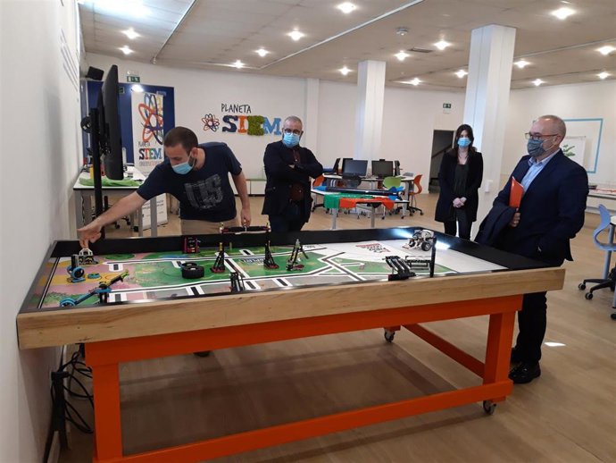 El consejero Cigudosa conoce uno de los proyectos de 'Planeta STEM'
