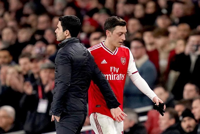 Mesut Ozil se cruza con Mikel Arteta tras ser sustituido en un cambio del Arsenal