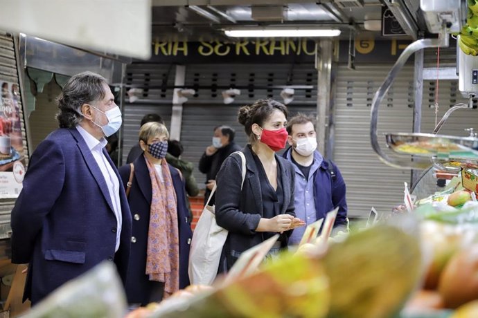 El portavoz socialista en el Ayuntamiento de Madrid, Pepu Hérnandez, y la concejala Enma López en el mercado municipal de Doña Carlota, en Puente de Vallecas