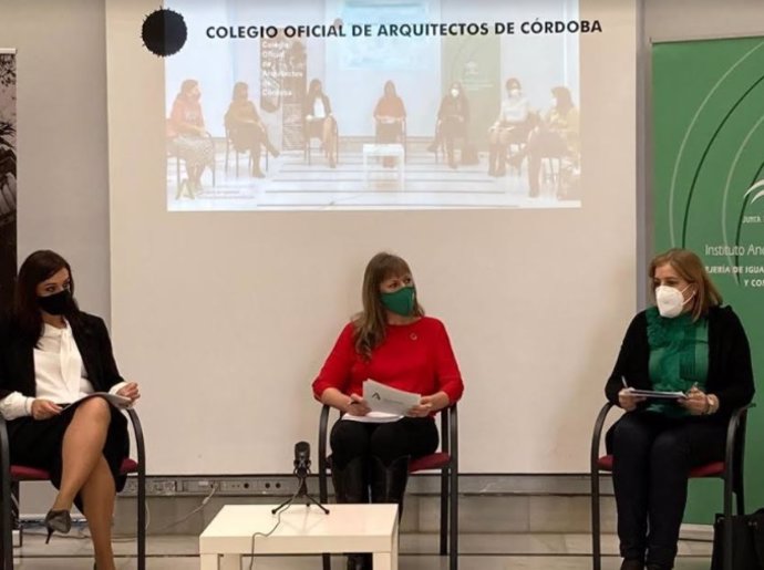 La asesora de programa del Instituto Andaluz de la Mujer (IAM) en Córdoba, Lourdes Arroyo, durante el encuentro con empresarias