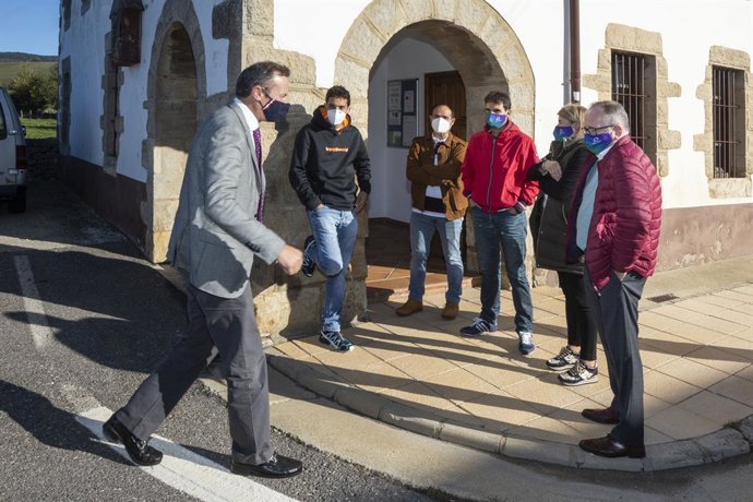 Campoo de Yuso pide apoyo a Blanco para mejoras en el entorno de la Laguna de La
