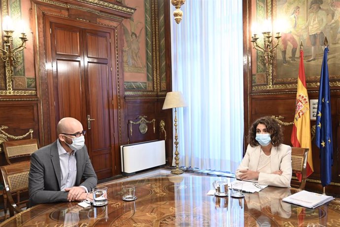 La ministra de Hacienda, María Jesús Montero; y el secretario de Estado de Derechos Sociales, Nacho Álvarez, durante una reunión para abordar las líneas generales del anteproyecto de Presupuestos Generales del Estado para 2021, en Madrid (España).