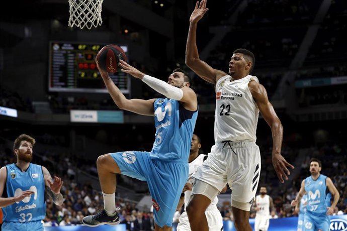 Gentile (Estudiantes) y Tavares (Real Madrid)
