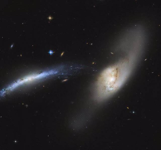 Galaxia NGC 2799 (a la izquierda) junto a la galaxia NGC 2798