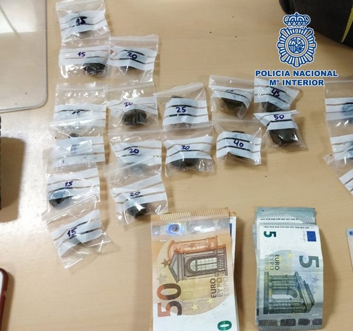 Nota De Prensa: "La Policía Nacional Detiene Al Conductor De Un Vehículo Como Presunto Autor De Un Delito De Tráfico De Estupefacientes En Motril"