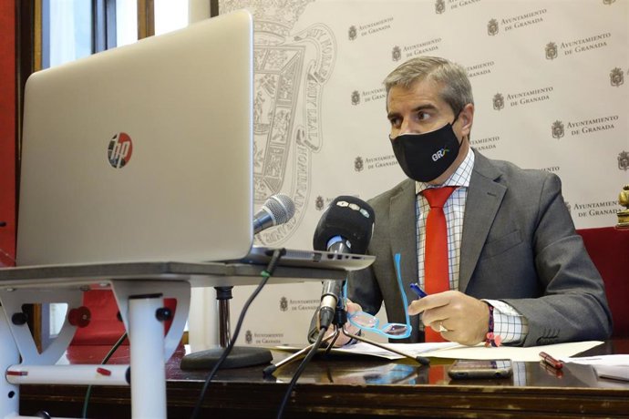 El concejal de Movilidad y Seguridad Ciudadana de Granada, César Díaz, presenta el dispositivo de Todos los Santos