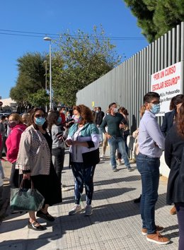La alcaldesa de Punta Umbría (Huelva), Aurora Águedo, en una concentración del IES Saltés.