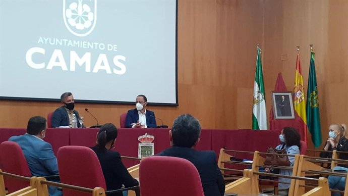 Reunión de Gómez de Celis con la corporación municipal de Camas