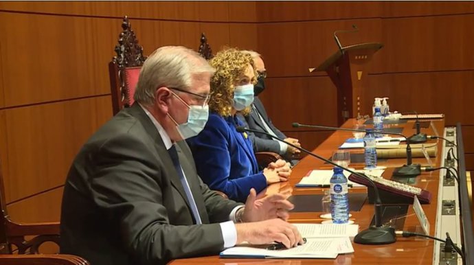 El decano del Collegi de Notaris de Catalunya, Joan Carles Ollé, y la consellera de Justicia de la Generalitat, Ester Capella. En Barcelona, el 23 de octubre de 2020.