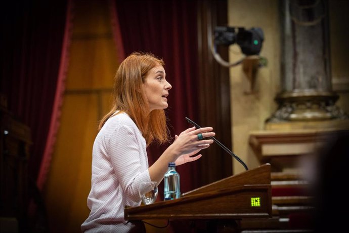 La presidenta del grupo parlamentario de Catalunya-En Comú Podem, Jéssica Albiach, interviene durante un pleno celebrado en el Parlament de Cataluña para tratar la crisis sanitaria del coronavirus.