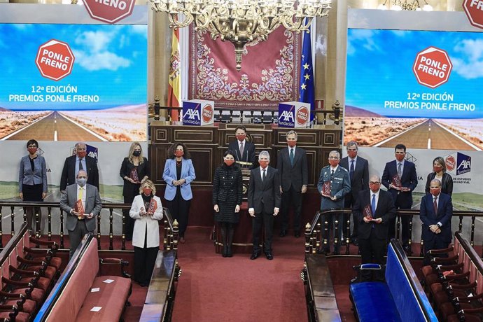 Foto de familia con premiados y autoridades en el premio Ponle Freno 2020, en el Senado