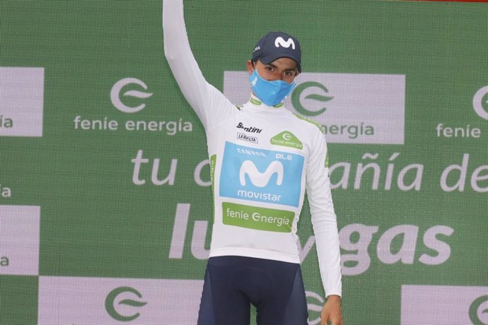 Enric Mas en el podio con el maillot blanco de 'Mejor Joven' de la Vuelta 2020