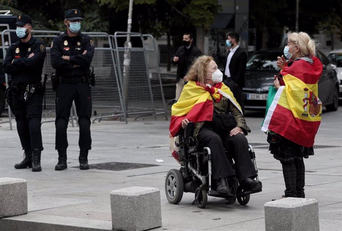 Varios seguidores de Vox apoyan a los dirigentes de su partido con banderas de España en las inmediaciones del Congreso, con motivo de la moción de censura encabezada por Santiago Abascal