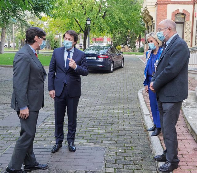 (I-D) El ministro de Sanidad, Salvador Illa, a su llegada a la reunión con el presidente de la Junta de Castilla y León, Alfonso Fernández Mañueco; la consejera de Sanidad, Verónica Casado; y el vicepresidente de la Junta, Francisco Igea, en Valladolid