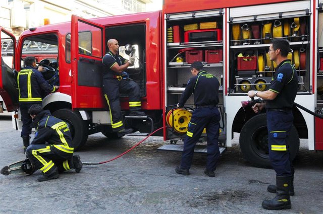 Bomberos en un camión 