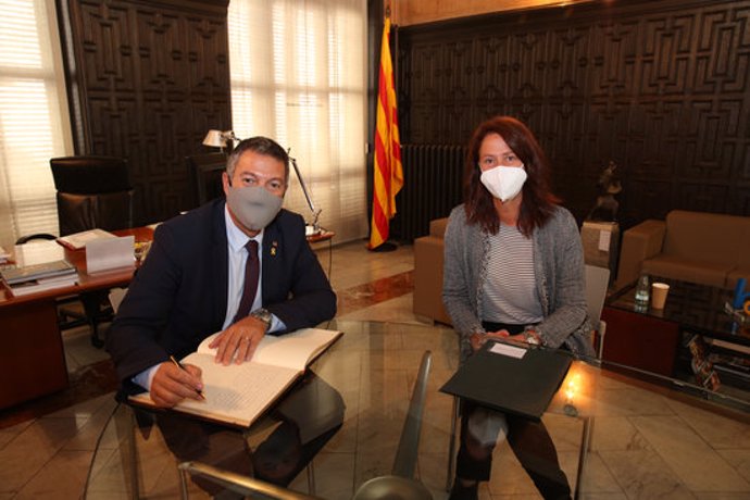 Pla mitj de l'alcaldessa de Girona, Marta Madrenas, i el conseller d'Interior, Miquel Smper, aquest divendres 23 d'octubre de 2020 a Girona. (Horitzontal)