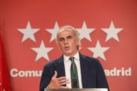 Madrid vería "interesante" un estado de alarma nacional, pero recuerda que es competencia de Sánchez