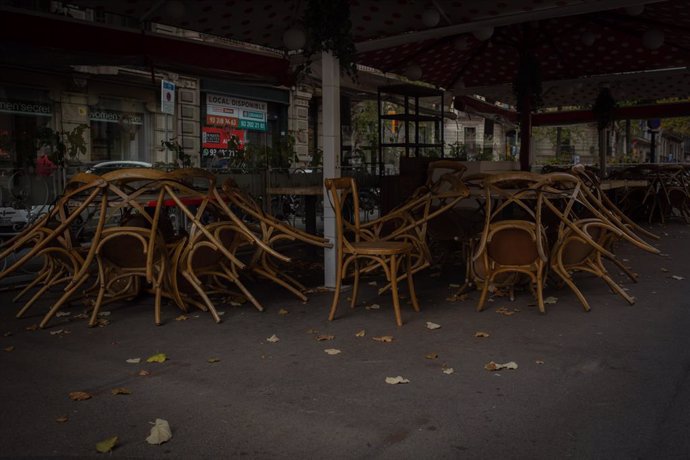 Cadires recollides d'una terrassa d'un bar tancat durant el quart dia de l'entrada en vigor de les noves restriccions a Catalunya, a Barcelona, Catalunya (Espanya) a 20 d'octubre de 2020. Arxiu.