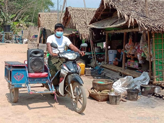 Un voluntario de World Vision con altavoces para hacer llegar mensajes sobre la COVID-19