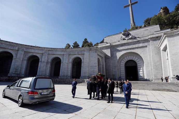 Familiares de Francisco Franco portan el féretro con los restos mortales del dictador tras su exhumación en la basílica del Valle de los Caídos, en Madrid, a 24 de octubre de 2019.