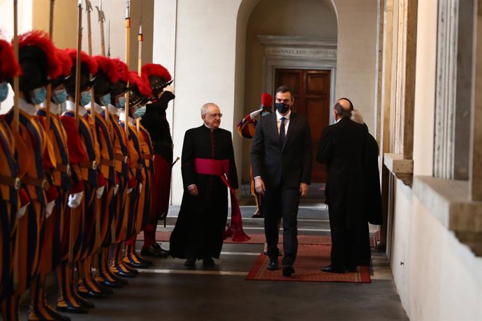 El president del Govern Pedro Sánchez a la seva arribada al Vatic, rebut pel regenti de la Casa Pontifícia, Monseñor Leonardo Sapienza. 24 d'octubre del 2020