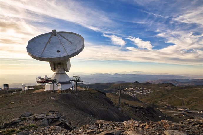 Radiotelescopio ubicado en el Pico Veleta, participante en la primera fotografía de un agujero negro.
