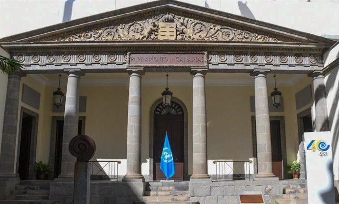 La bandera de las Naciones Unidas ondea en el Parlamento de Canarias
